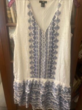 H&M White Sleeveless V-Neck Tunic with Blue Folk Embroidery